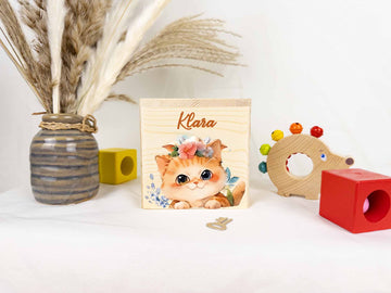 Personalisierte Spardose für Kinder mit Katzenmotiv und Schlüssel, perfektes Geschenk für Kindergeburtstage und Taufen. Die Spardose ist mit dem Namen des Kindes bedruckt und verfügt über ein niedliches Katzenmotiv.