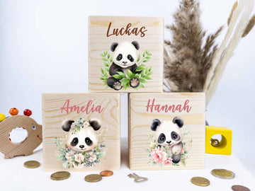 Personalisierte Holz Spardose für Kinder mit Panda Motiv und Schlüssel. Das Panda-Design ist auf das Holz gedruckt.