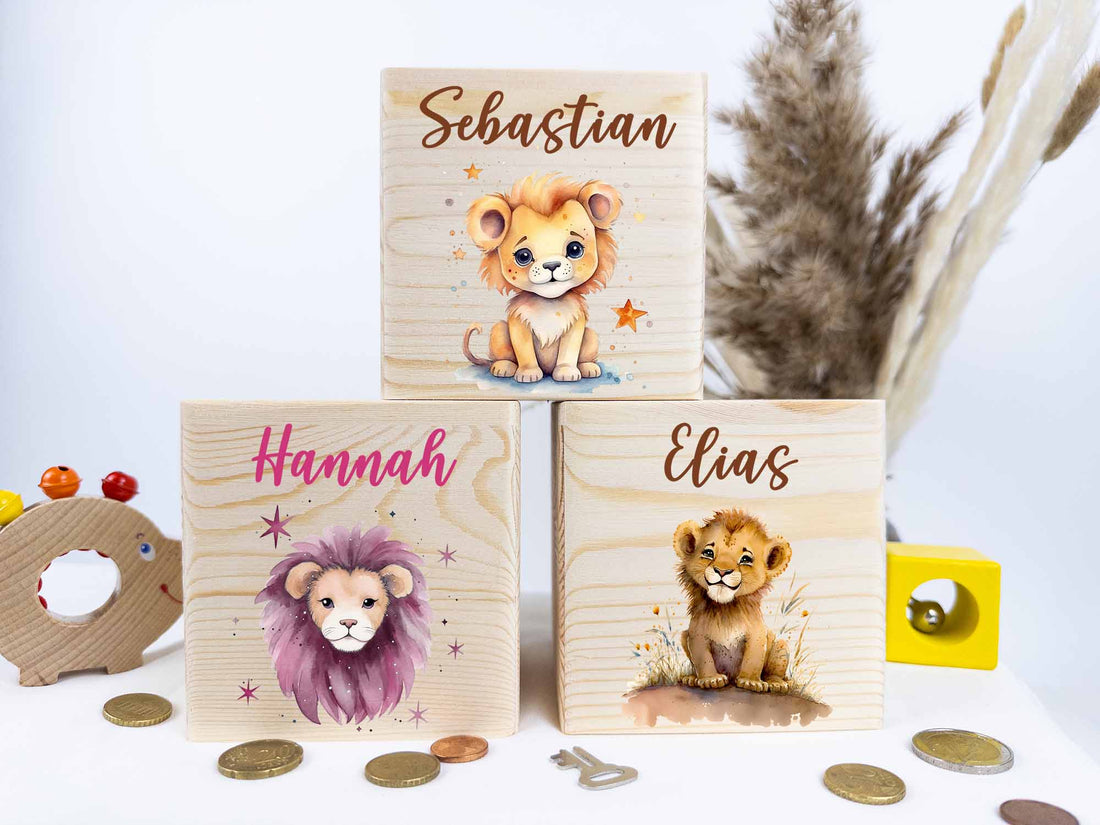 Eine Holz-Spardose in Form eines Löwen, ideal für Kindergeburtstage und Taufen. Die Spardose ist mit einem Schlüssel verschließbar und mit einem niedlichen Design bedruckt.