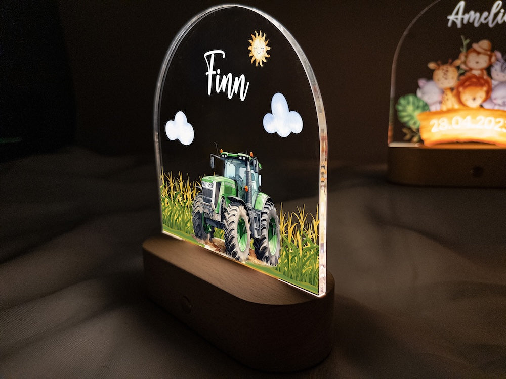 Ein personalisiertes Nachtlicht für Jungen mit einem detailreichen Traktor-Motiv
