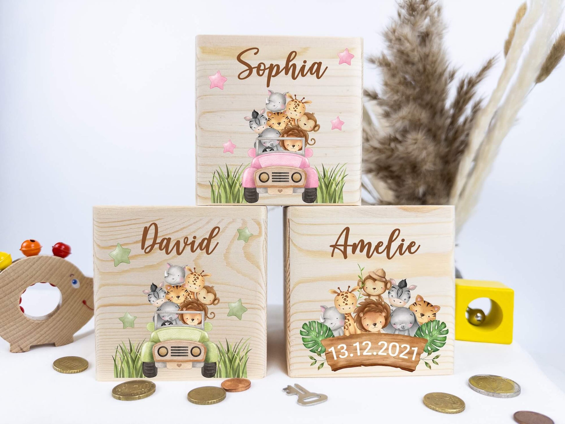 Personalisierte Holz-Spardose für Kinder mit Wild Safari-Tiere Motiv. Enthält Schlüssel.