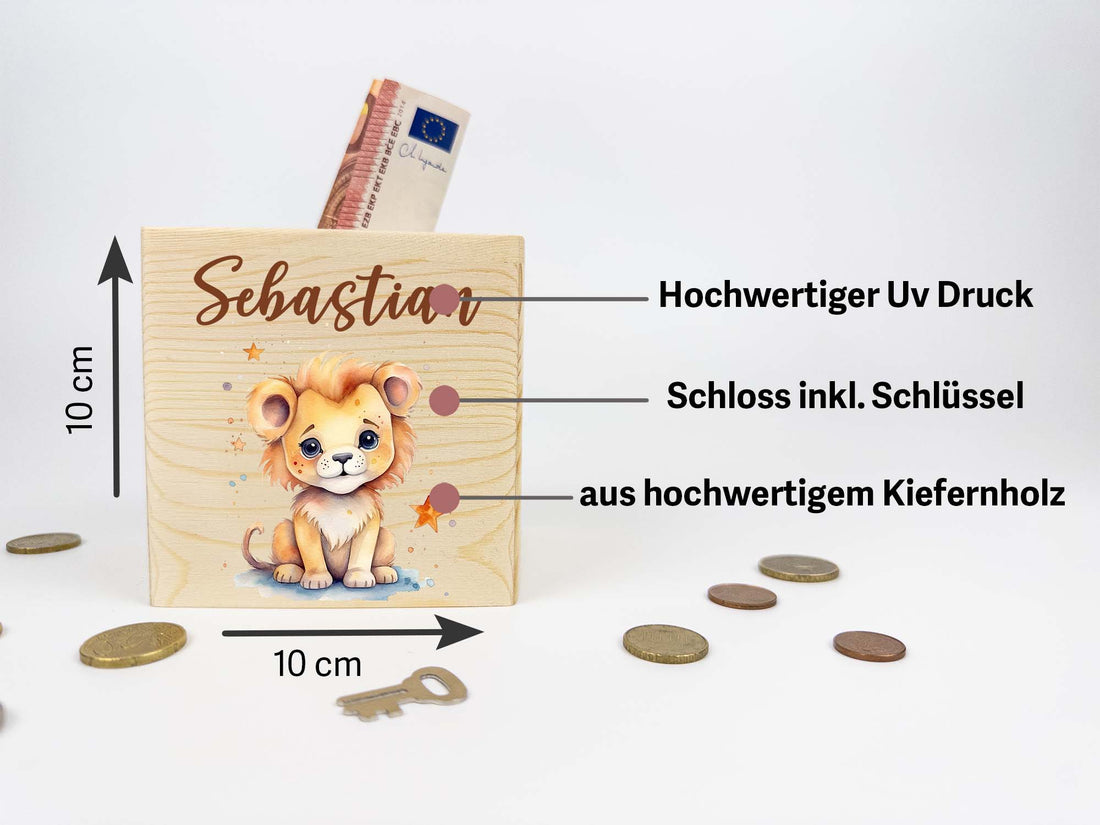 Eine Holz-Spardose in Form eines Löwen, ideal für Kindergeburtstage und Taufen. Die Spardose ist mit einem Schlüssel verschließbar und mit einem niedlichen Design bedruckt.